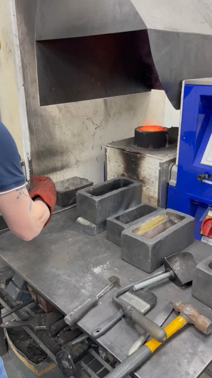 Removing the mould from the crucible after melting