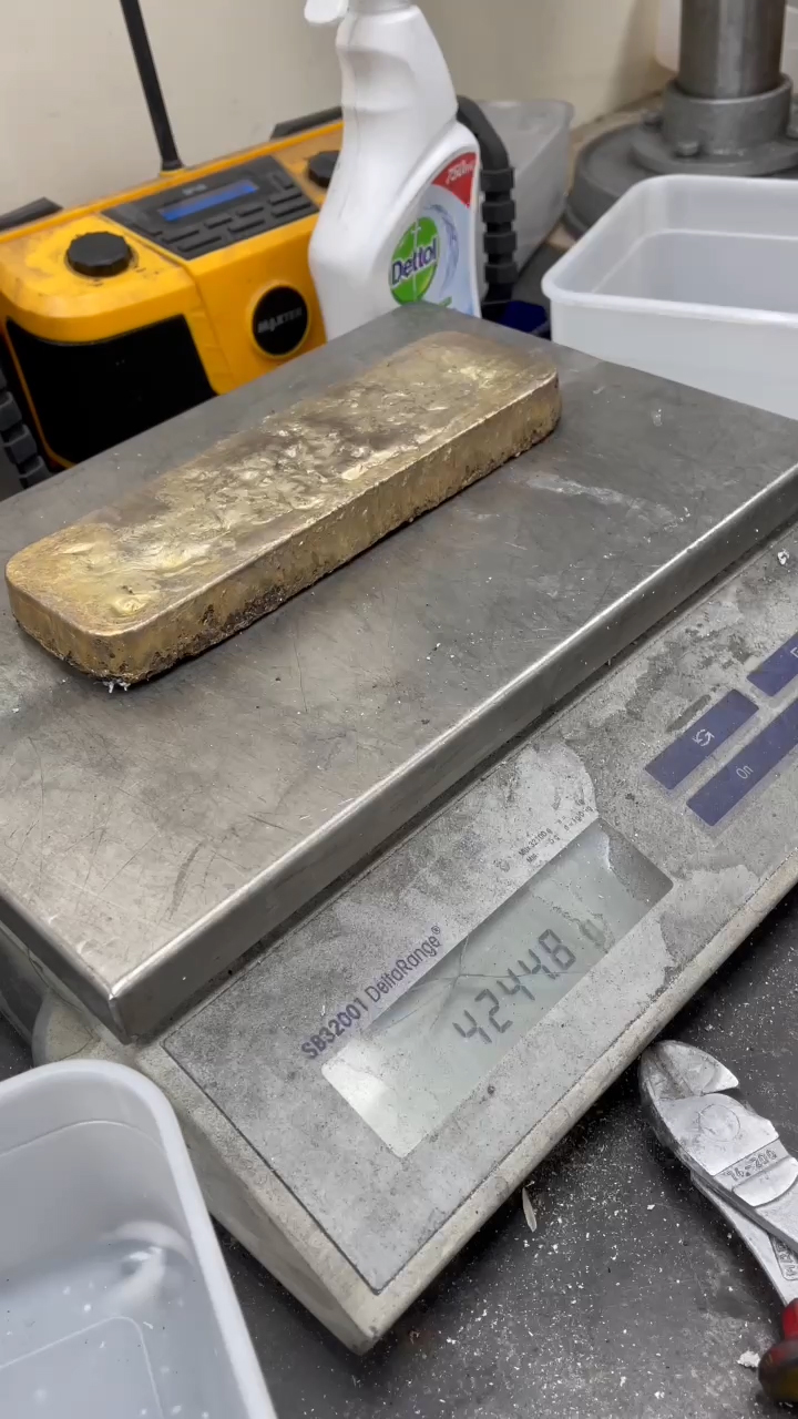 Weighing the smelted gold bar, weighing 4,244.8 grams